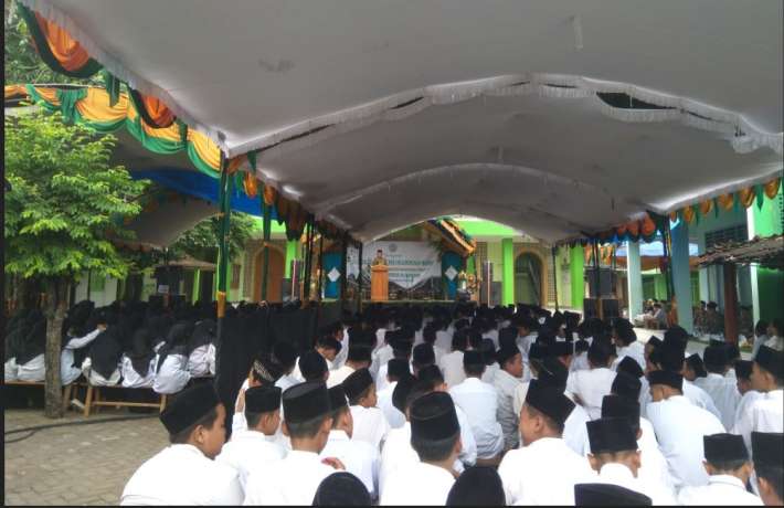 DAFTAR SANTRI BERPRESTASI MADRASAH DINIYAH AL-HIDAYAH SEMESTER AWWAL TAHUN PELAJARAN 1442 H